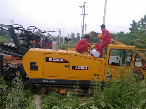 徐工xz450水(shuǐ)平(píng)定向(xiàng)鑽機(jī)首戰岩石(shí)地層(céng)
