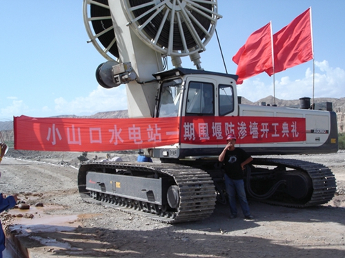 連續牆施工-新(xīn)疆庫爾勒(lè)開都(dōu)河水電(diàn)站(zhàn)圍堰(yàn)工程